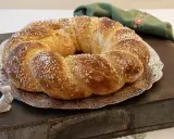 Rosca de Pascua gallega, trenzada y espolvoreada con azúcar, junto a un conejito blanco.