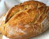 Pan casero recién horneado, con corteza dorada y crujiente. Perfecto para tu próxima receta de pan casero.