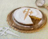 Tarta de Santiago, una de las chuches típicas de España, espolvoreada con azúcar glas y decorada con la Cruz de Santiago.