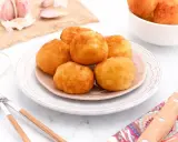 Deliciosas croquetas de gambas al ajillo, doradas y crujientes, listas para disfrutar.