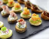 Deliciosos entrantes navideños: canapés variados con salmón, jamón, queso y patata. ¡Perfectos para celebrar!