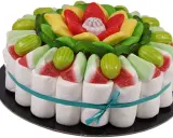 Tarta de chuches sin corcho, decorada con malvaviscos, gominolas rojas, amarillas y verdes, y caramelos con forma de sandía.