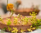 Tartas con formas de jardín, decoradas con flores y ramas verdes.