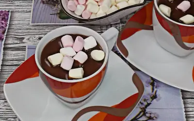 Tazas de chocolate con nubes esponjosas flotando. Un placer para los sentidos.