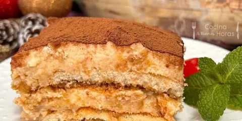 Delicioso tiramisú de turrón, con capas de bizcocho y crema, espolvoreado con cacao. ¡Un postre navideño irresistible!