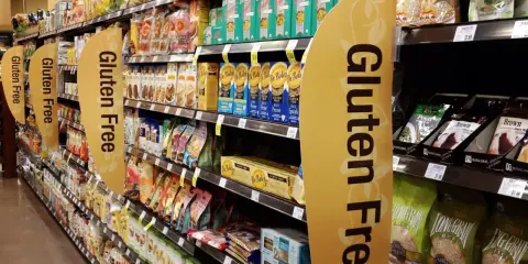 Estante de supermercado con productos sin gluten. Los mentos tienen gluten, pero aquí hay muchas opciones para evitarlo.