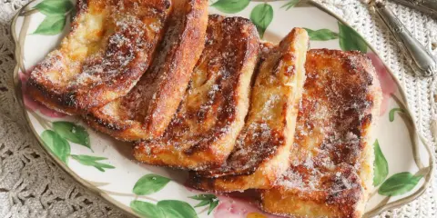 Torrijas doradas y crujientes, espolvoreadas con azúcar, listas para disfrutar. ¡Perfectas torrijas en freidora de aire!