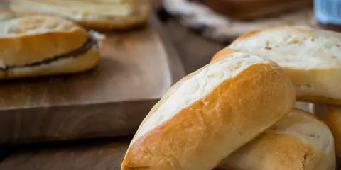 Pan de leche recién horneado, perfecto para tu próxima receta. Uno tiene relleno de chocolate.