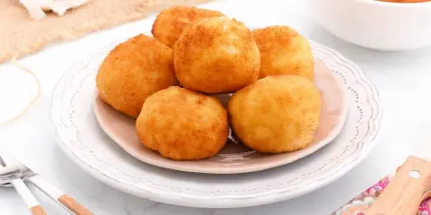 Deliciosas croquetas de gambas al ajillo, doradas y crujientes, listas para disfrutar.