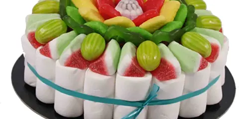 Tarta de chuches sin corcho, decorada con malvaviscos, gominolas rojas, amarillas y verdes, y caramelos con forma de sandía.