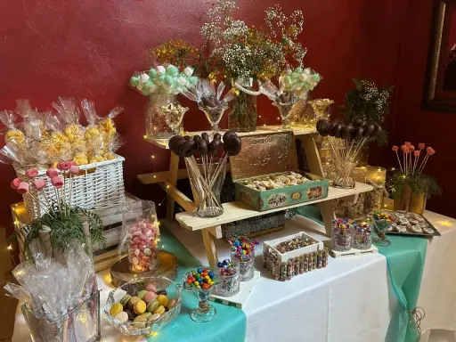 Mesa dulce para comunión de niño: palomitas, galletas, macarons, caramelos y cake pops. ¡Ideas dulces para un día especial!
