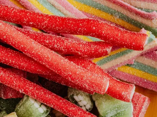 Palitos rojos cubiertos de azúcar y caramelos de colores, ¡así que llevan las chuches!