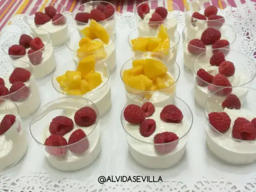 Deliciosos postres individuales con crema y frambuesas o mango, una alternativa chuches cumpleaños colegio perfecta.