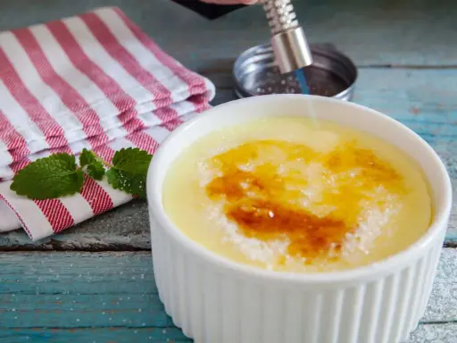 Crema catalana recién hecha con Thermomix, dorando el azúcar con un soplete. ¡Un postre perfecto!
