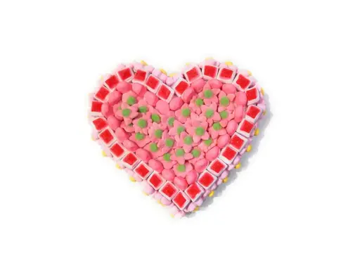 Corazón de tartas de chuches de San Valentín, decorado con flores rosas y detalles verdes.
