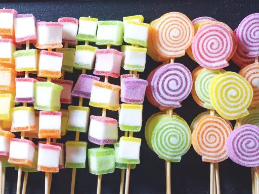 Un colorido ramo de chuches casero con nubes y gominolas en espiral, perfecto para una fiesta.