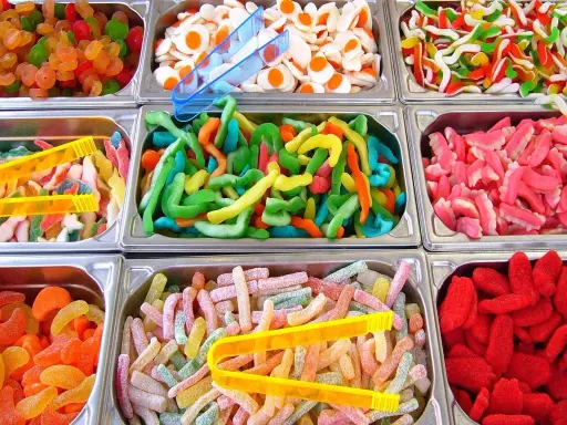 Variedad de tipos de xuxes: gusanitos de colores, dientes rosas, ositos blancos y naranjas, y más.