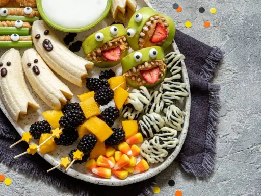 Brochetas de frutas y dulces para Halloween: plátanos fantasma, manzanas monstruosas y moras. ¡Una fiesta terroríficamente deliciosa!