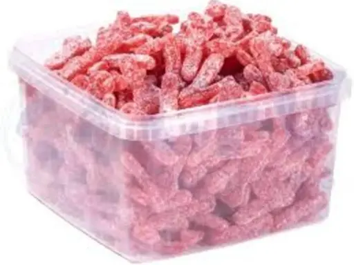 Un cubo transparente lleno de gominolas rojas con forma de gusano, cubiertas de azúcar. ¡Parecen la chuche más ácida del mundo!