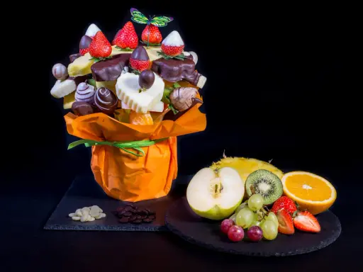 Un ramo de frutas y chocolates, una idea original de decoracion como presentar brochetas de frutas.