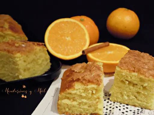 Deliciosa coca de naranja esponjosa, con naranjas frescas y una rama de canela. ¡Perfecta para disfrutar!