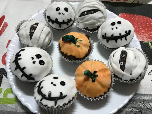 Deliciosas magdalenas de Halloween para niños: fantasmas sonrientes, momias aterradoras y calabazas. ¡Perfectas para una fiesta espeluznante!