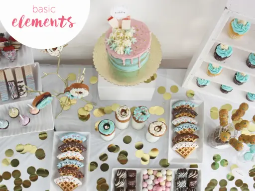 Ideas para decorar un candy bar: mesa dulce con pastel, cupcakes, donas, fresas cubiertas, galletas y confeti dorado.
