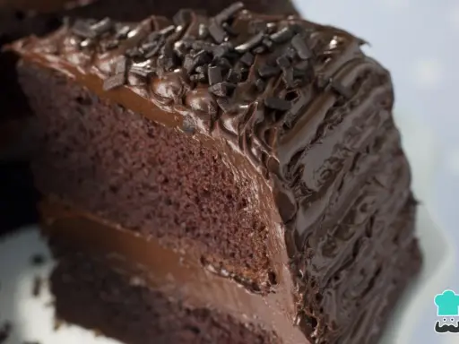 Una rebanada de coca de chocolate con glaseado cremoso y chispas oscuras. ¡Puro placer chocolatoso!