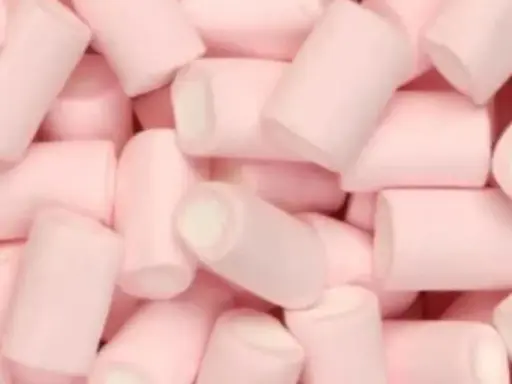 Montón de esponja chuche rosa, suaves y dulces, perfectas para una fiesta o un postre.