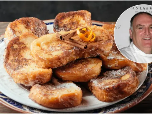 Torrijas al horno, doradas y espolvoreadas con azúcar glas, decoradas con canela y naranja. Un chef sonriente las contempla.