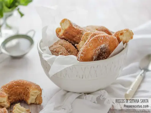 Roscos de Semana Santa azucarados en un cuenco blanco, listos para disfrutar.