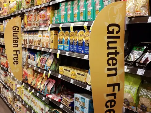 Estante de supermercado con productos sin gluten. Los mentos tienen gluten, pero aquí hay muchas opciones para evitarlo.