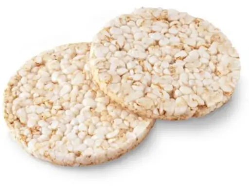 Dos tortitas de arroz inflado, crujientes y listas para untar.