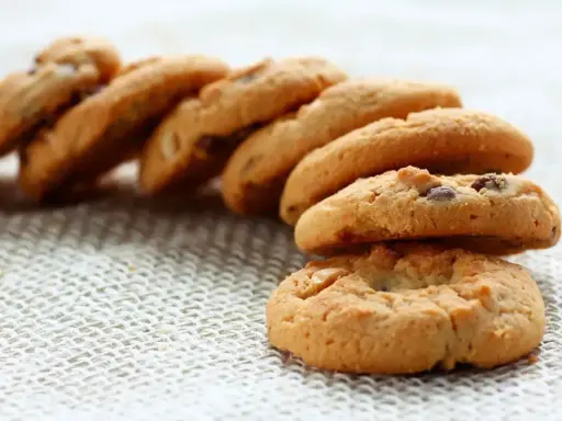 Una pila de galletas caseras con chispas de chocolate, recién horneadas y listas para disfrutar.