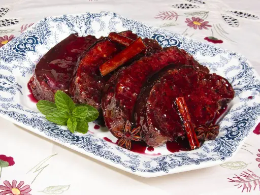 Rebanadas de torrijas de vino, bañadas en salsa de frutos rojos, con canela y anís estrellado. Decoradas con menta fresca.