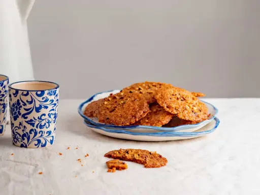 Deliciosas galletas de jengibre de Navidad, crujientes y doradas, con trocitos de frutos secos. Perfectas para acompañar un café.