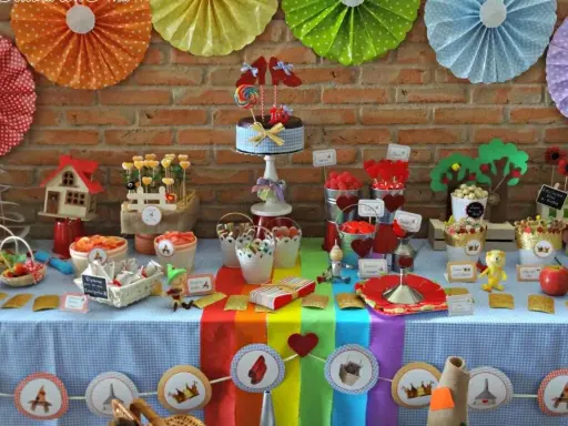 Una mesa dulce casera llena de color y fantasía, con dulces, pasteles y decoraciones temáticas.