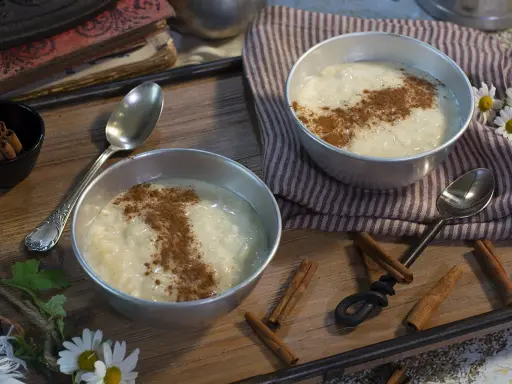 Dos cuencos de cremoso arroz con leche, espolvoreado con canela, listos para disfrutar. Un postre perfecto hecho con Thermomix.