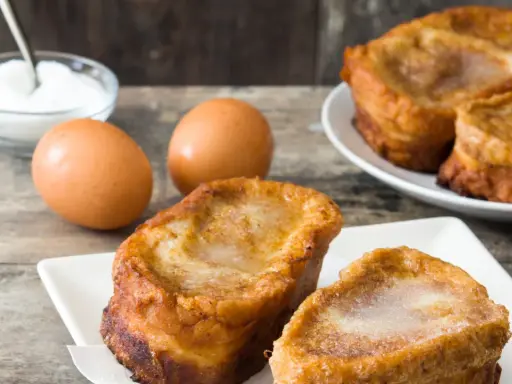Torrijas caseras hechas con pan brioche, huevos y azúcar. Un dulce perfecto para disfrutar en cualquier momento.