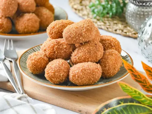 Deliciosas croquetas de jamón, un clásico de la receta española, doradas y crujientes, listas para disfrutar.