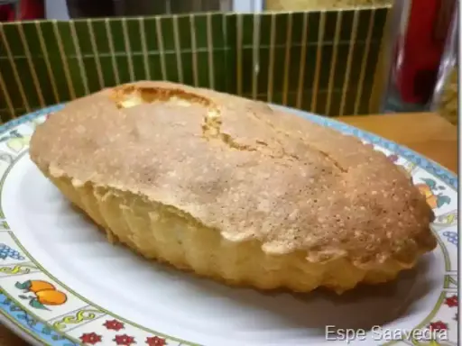Un delicioso rebojo zamorano, recién horneado y listo para disfrutar. Suave y esponjoso, un clásico de la repostería.
