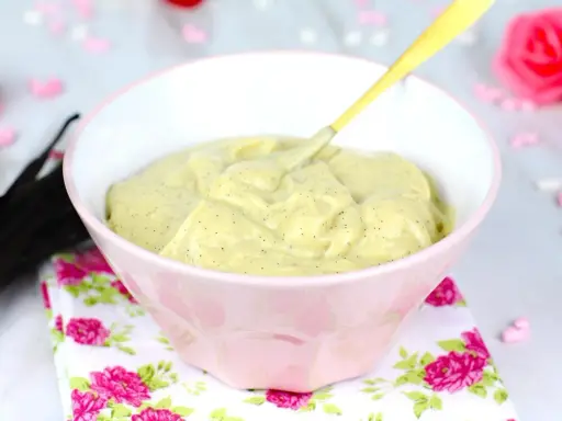 Crema pastelera casera, cremosa y con puntitos de vainilla, lista para disfrutar.
