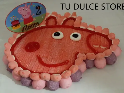 Tarta de chuches de Peppa Pig para el 2º cumpleaños de Alonso. ¡Una idea dulce para aprender como hacer una tarta de chuches de Peppa Pig!