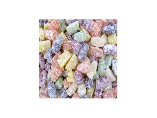 Montón de caramelos de goma de colores, como jelly babies, esparcidos.