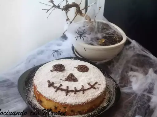 Tarta de Halloween para niños con cara de calabaza decorada con azúcar glas y chocolate. ¡Perfecta para una fiesta espeluznante!