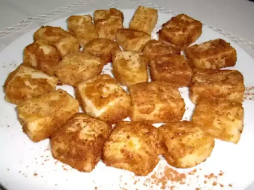 Deliciosa leche frita Thermomix, dorada y crujiente, espolvoreada con canela.