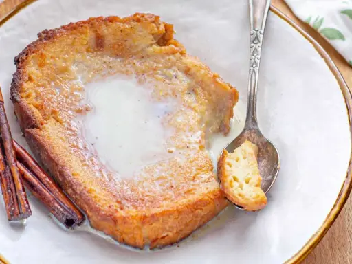 Torrijas con leche condensada, doradas y cremosas, con canela. Una cucharada lista para disfrutar.