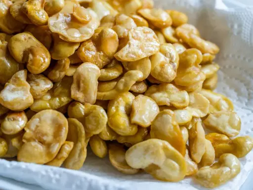 Un montón de habas fritas doradas y crujientes, listas para disfrutar como aperitivo.