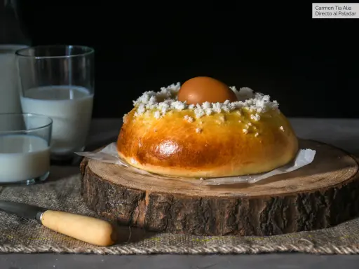 Mona de Pascua dorada con huevo cocido y azúcar, lista para disfrutar. Una delicia para tu receta.