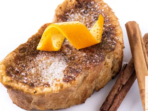 Torrijas caseras, perfectas para tu receta. Cubiertas de azúcar, canela y un toque de naranja.